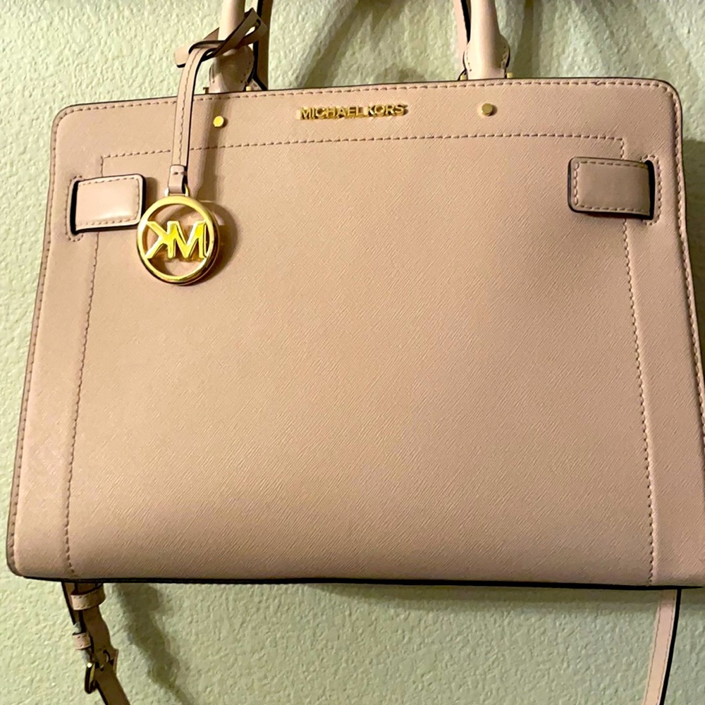 Pink Michael Kors purse 👜